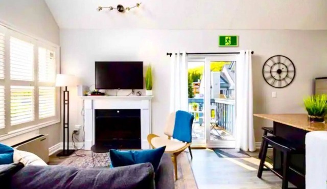 Ski in&out 2 Bedroom, 2 level chalet w/Hot Tub, Pool, and Mountain Views @ Blue!
