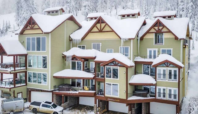 Ski in/out (Perfection run) sleeps 12, hot tub, walk to Village, 2 car garage