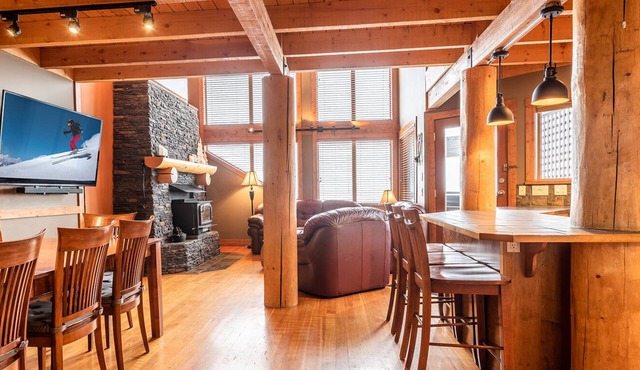 Ski In/Out- Wood Stove - HotTub- 2 MSTR SUITES