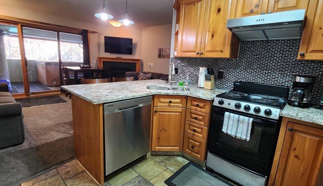 Ski-in|Ski-out, 1 king bedroom, 2 bath, private hot tub in Snow Creek, Sun Peaks