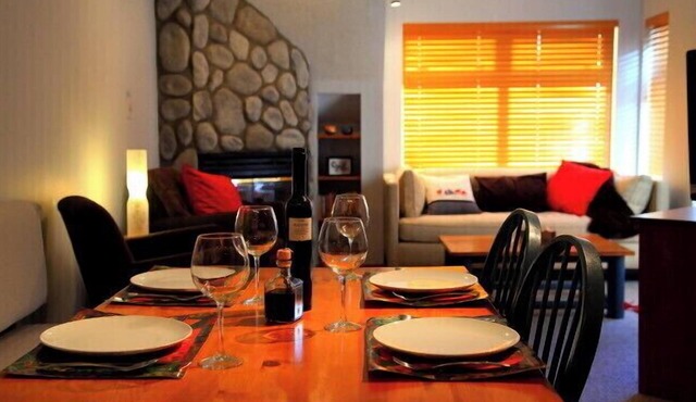 Ski in/Ski out; Year round HEATED Pool/Hottub at Calhoun's Whistler Getaway
