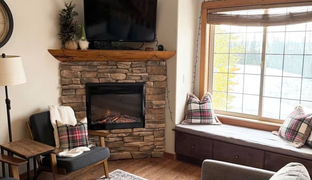 Ski-In Townhouse in Big White with Hot Tub