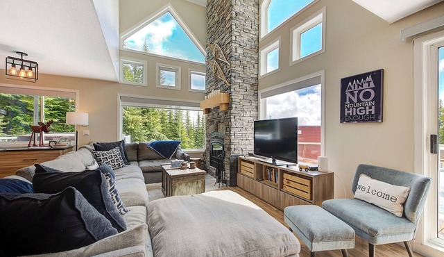 Ski To/From, 5 Bedroom, Hot Tub, Walk to Village Chalet.