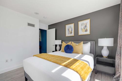 Sleek Downtown Oasis Modern Retreat in Toronto