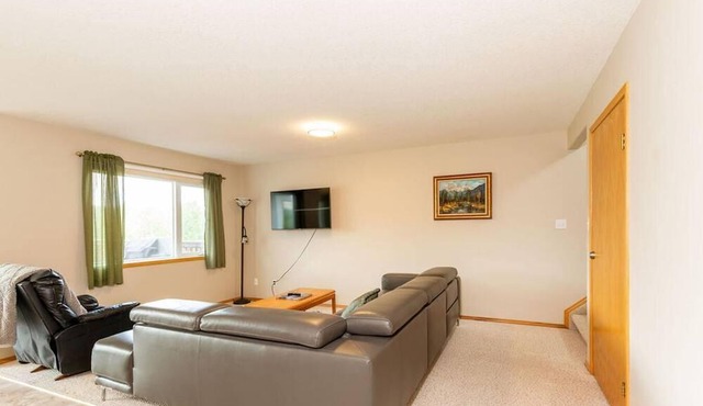 Sleeps 32 - 5 mins. from Waterton - Whole House