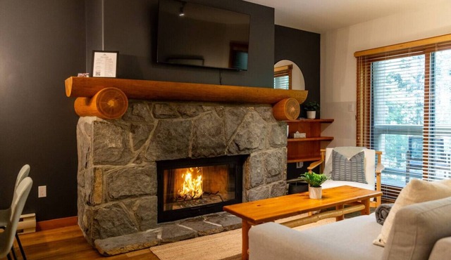 Spacious 1.5BR: 5 min to Village with Private Hot tub & Pool!