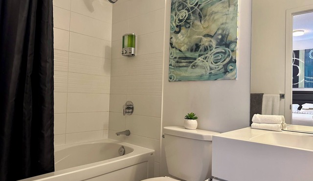 Spacious 1 bedroom + den w/parking