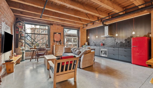 Spacious 1200sqft Gastown Loft with Parking