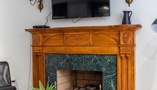 Spacious 1BR Basement Apt with King Size Bed!