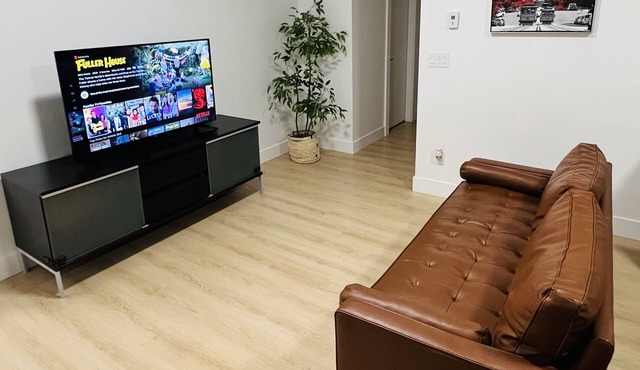 Spacious 2 bedroom suite near beaches and border