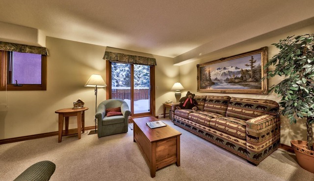 Spacious 2 bedroom townhouse with easy access to nearby runs and lift, short walk to village