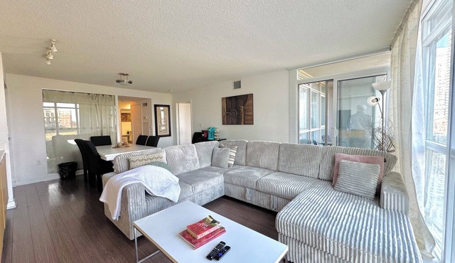 Spacious 2Bdrms/2Baths with 3 real beds + Pullout in Toronto