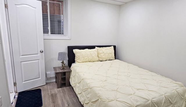 Spacious 2BR 2WR Suite/2 Car Parking/Sleeps 6