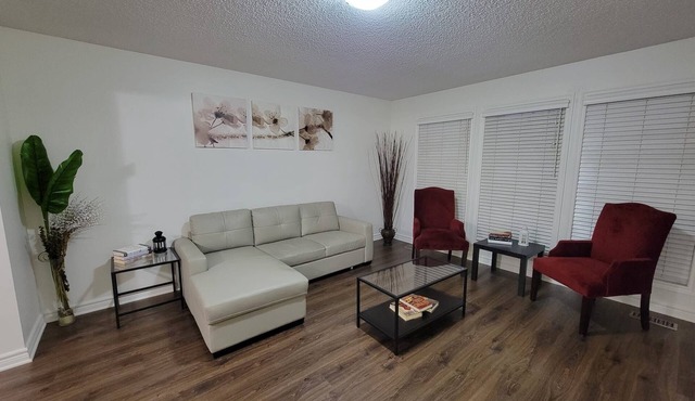 Spacious 3 bed 2 bath full house sleeps 13 Ground Level