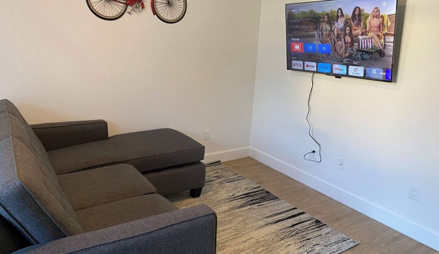 Spacious 3-bedroom Suite in fabulous Surrey Wi-Fi, EV Charging, Basketball Court