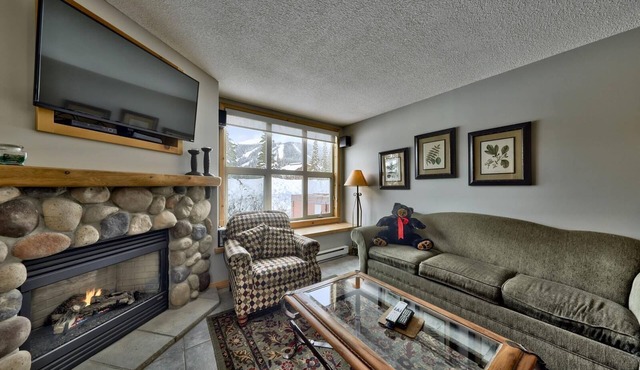 Spacious 3 Level Condo Close to Village | Access to Ski-Out Trail | Private Hot Tub | Fireplace