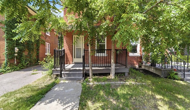 Spacious 3BR Two-Level Apt · Monthly Stays · Sleeps 5 · In-Unit Laundry