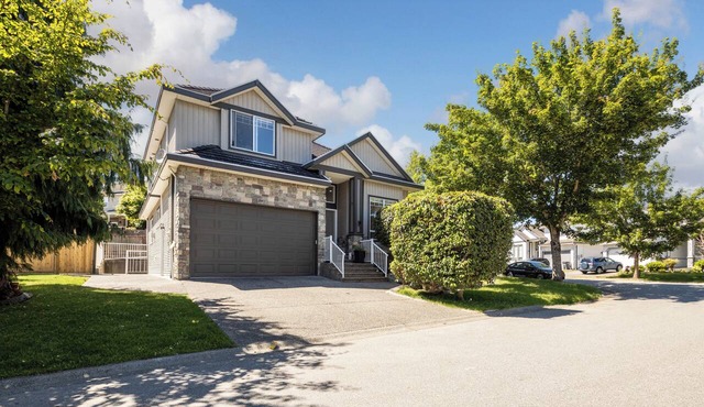 Spacious 4-bedroom apartment + den home in Surrey