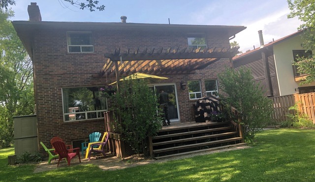 Spacious 5+2-bedroom house with AC, WiFi in charming Pickering