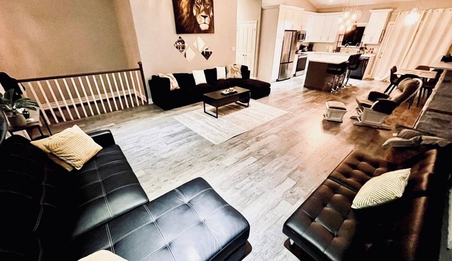 Spacious 6-bdrm luxury, modern house with lake view in cottage country, Ontario