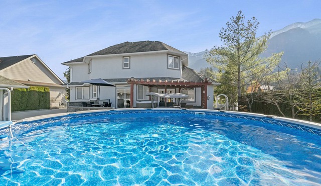 Spacious 7 BR House With Pool & Hot Tub Near Harrison Hot Springs