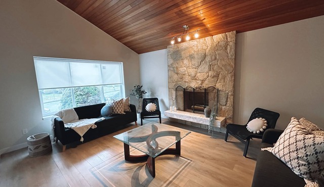 Spacious 8 bedroom house in Vancouver with jacuzzi, free parking and fast wifi