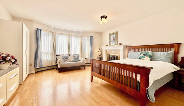 Spacious and cozy ground-level 3-bed suite. Walk to Metrotown Mall and Skytrain!