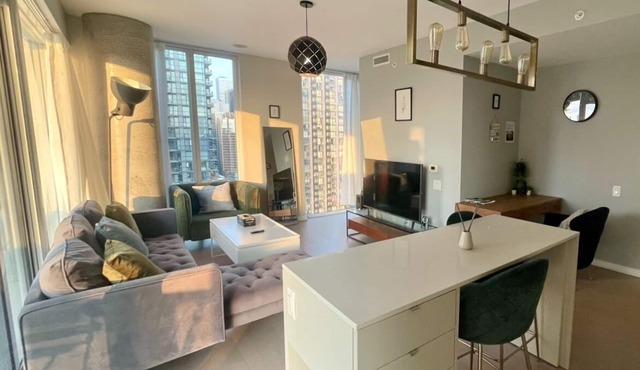Spacious apartment in the heart of Toronto! Close to historic & touristic sites.
