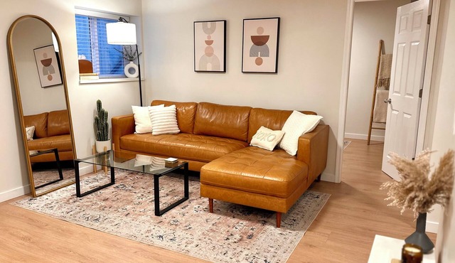 Spacious & bright 2 bedroom suite with full kitchen and in-suite laundry!