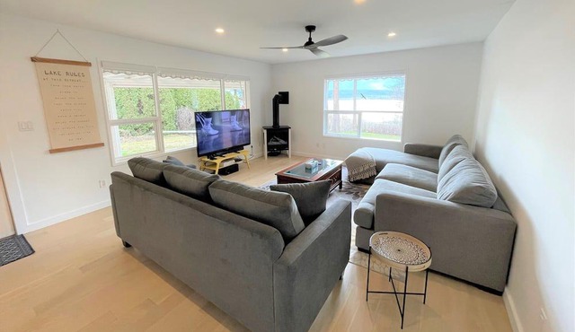 Spacious Bungalow w/ Private Pathway to Shuswap Lake. Comes with Buoy!