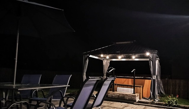 Spacious cottage w/All-season 8-seat hot tub; firepit, games room. Sleeps 8-10
