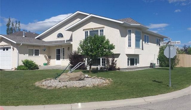 Spacious fully furnished home in Pincher Creek - up to 14 people comfortably!