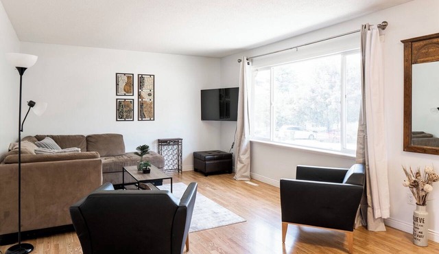 Spacious Home!Quick Drive to Downtown! Boat Parking available!