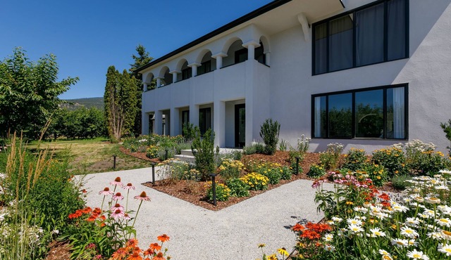 Spacious house in a Naramta cherry orchard - 4 bedroom Spanish style villa