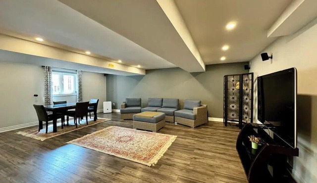 Spacious & Luxurious Richmond Hill "Basement"