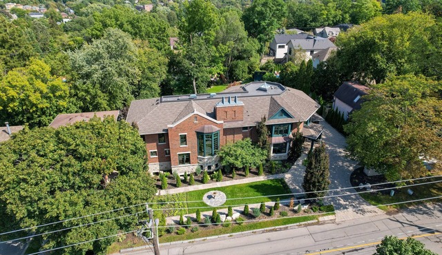 Spacious Luxury Home in Toronto 5 bedroom 8 bathrooms.