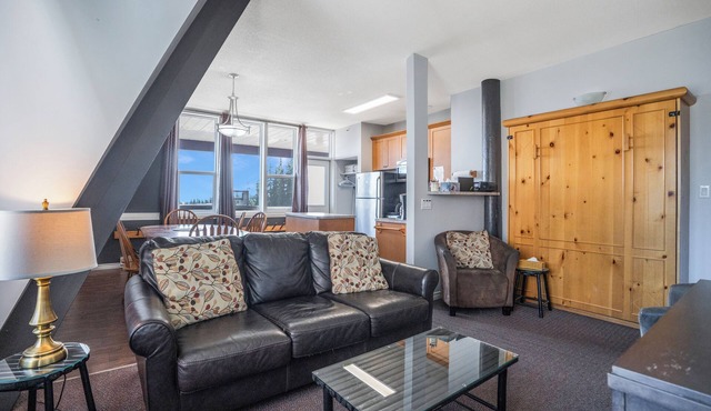 Spacious Mountain Suite w/Hot Tub, BBQ & Ski Locker!
