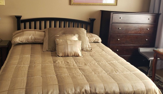 SPACIOUS. QUIET ROOM W PRIVATE BATHROOM IN GREAT HOUSE