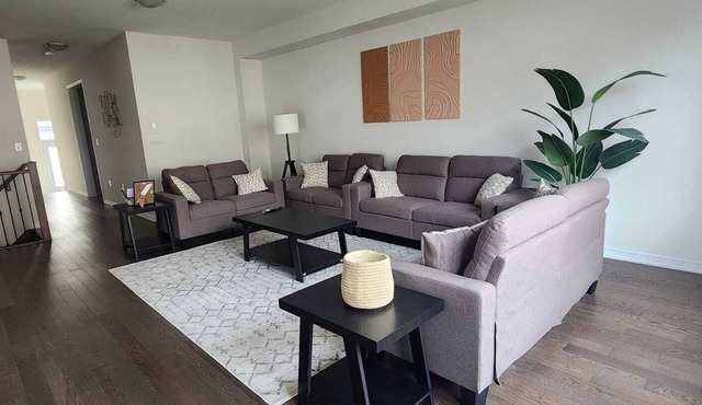 Spacious Retreat Near Majestic Niagara Falls! Close to All Major Amenities!