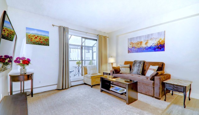 Spacious Top Floor at Stampede w/Free Parking, AC