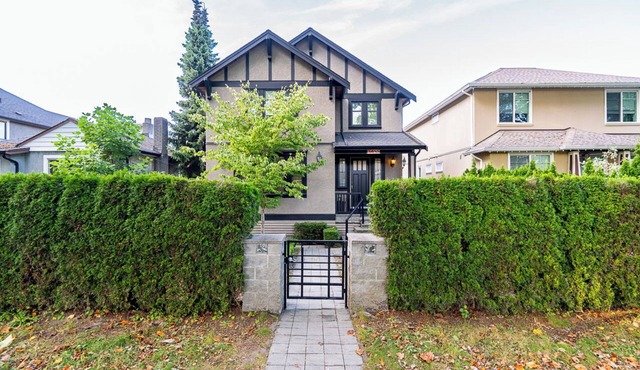 Spacious Vancouver 4BR 4.5BA Pool & Casino Setup