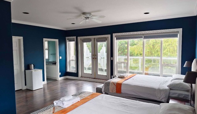 Spacious Vancouver Airport Blueberry Manor | Near YVR & Skytrain