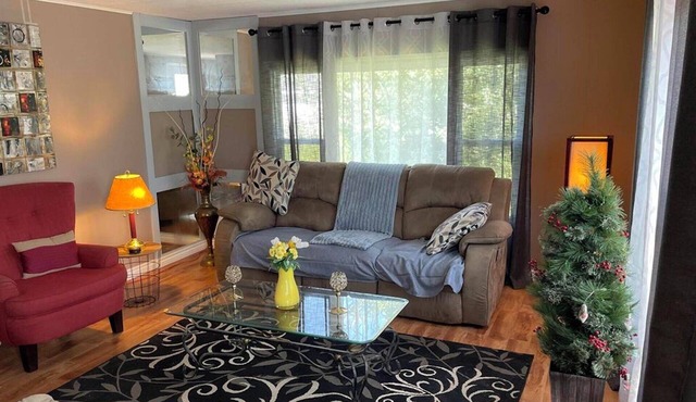 Sparkling 3 bdrm home a few minutes from beach & lighthouse