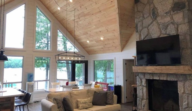 Spectacular 4 bedroom, sandy beach, lakeside gem
