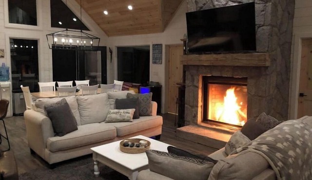 Spectacular 4 bedroom, sandy beach, lakeside gem