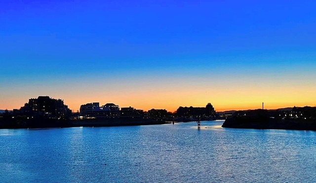 Spectacular Waterfront Executive Suite!