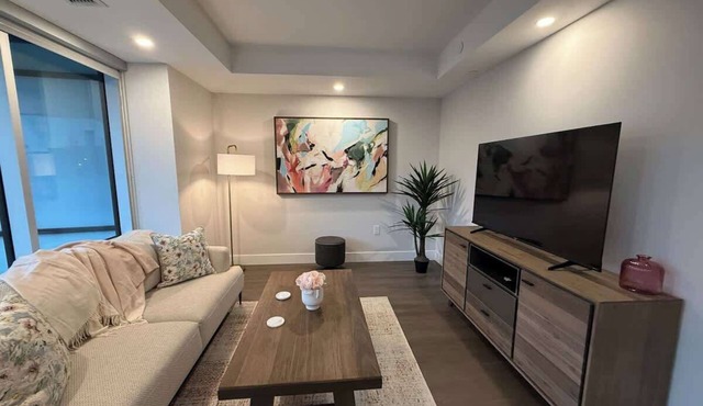 Spotless, vibrant & modern, 1 BR with 6 appliances