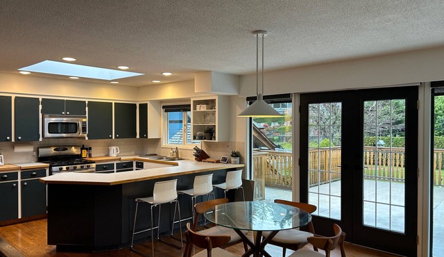 Squamish retreat! 45 min drive to Whistler. Sleeps 8. Walk to Shops & Dining.