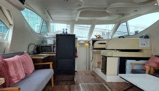 Stay at A Boat Vancouver Downtown Near BC Place with Bay View