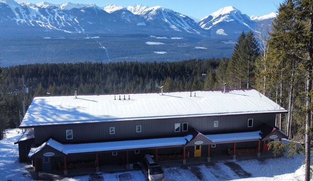 Stay Golden - sleeps 30, hot tubs, mountain views